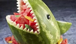 东瓜娱乐中老年吃瓜,中老年群体乐享“吃瓜”时光